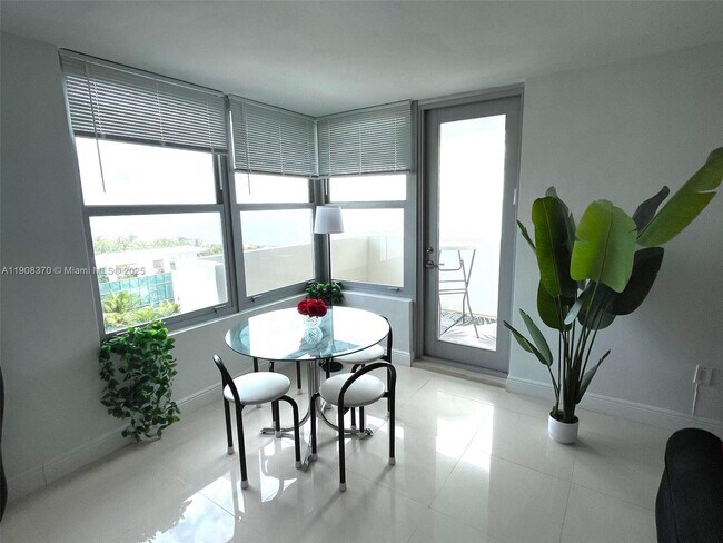 Building Photo - 2899 Collins Ave