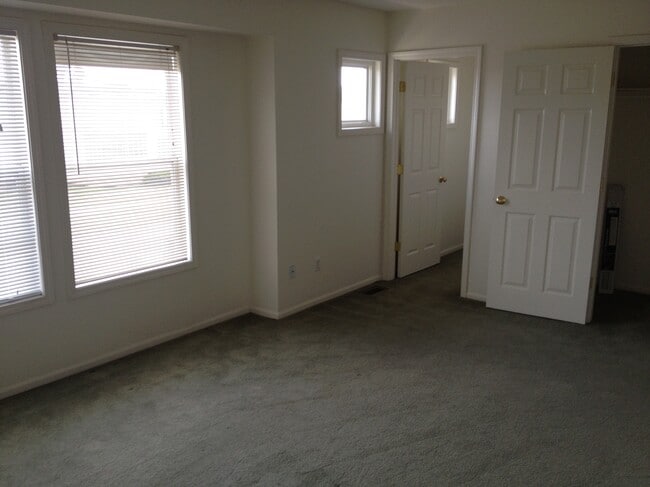 Building Photo - 1147 Woodward Hts