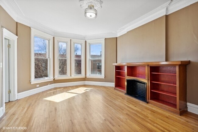 Building Photo - 722 S Laflin St