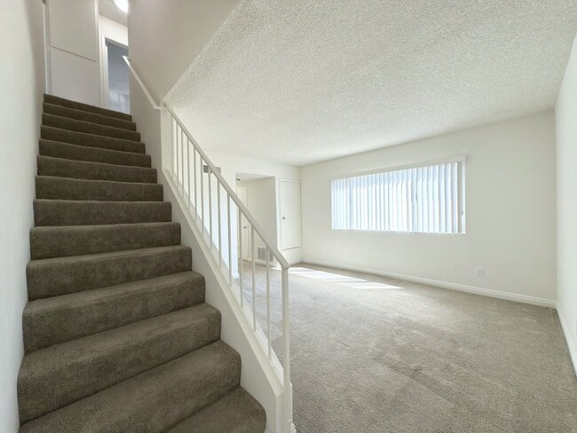 Foto del edificio - Remodeled Townhome w/ Attached Garage!