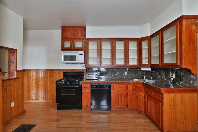 Building Photo - 21 E Blake Ave