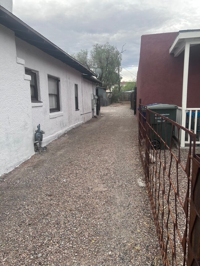 Drivethrough to the backyard parking (3K sqft of backyard parking) - 616 E 8th St