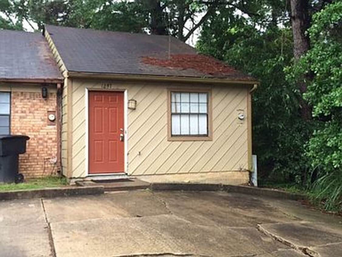 Primary Photo - Perfect 1 Bedroom 1 Bathroom With Fenced I...