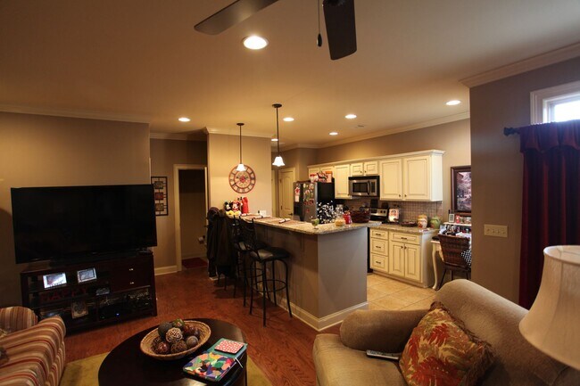 Foto del edificio - 3 Bed/3.5 Bath Runningvine Townhome Available in August!