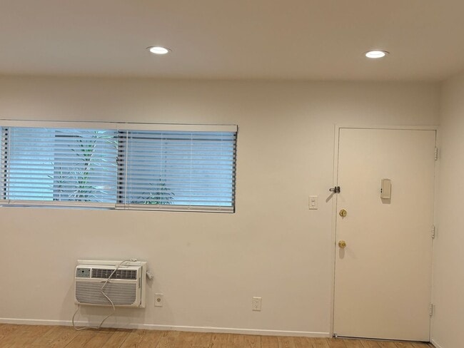 Building Photo - 220 W Spazier Ave