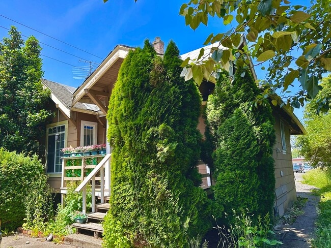 Building Photo - Spacious 3BR 2BA | 3-Level Home in Renton