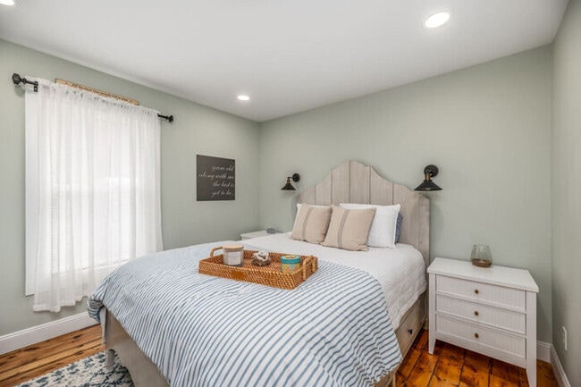 Building Photo - Renovated 4 BD | Sleeps 9 | Amazing Backya...