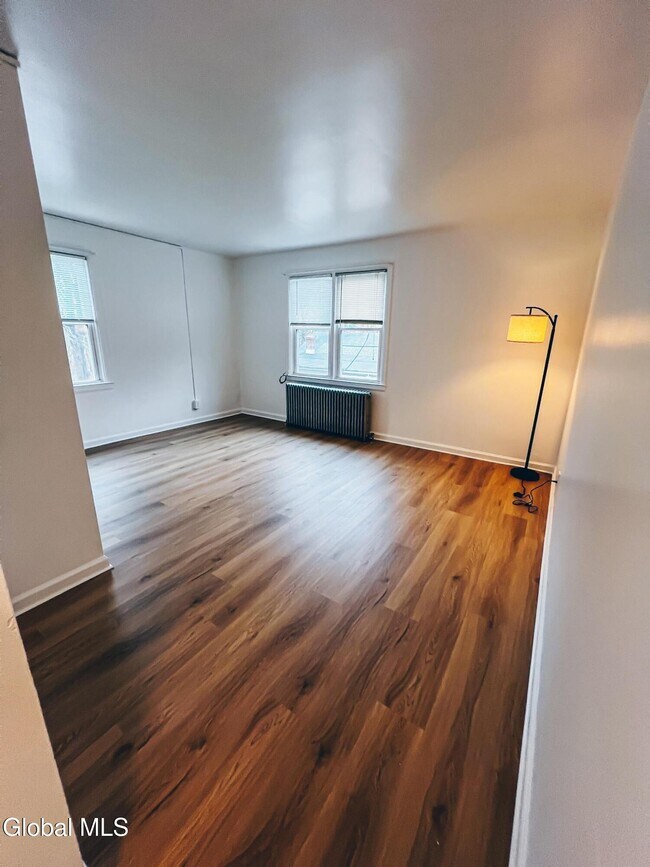 Foto del edificio - 92D Columbia Turnpike