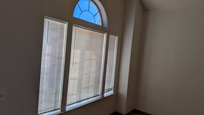Foto del edificio - 321 Falcon Ct