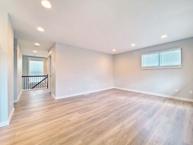 Building Photo - Completely Remodeled! Light Filled Rare Two-Level Duplex Walking Distance to Clinton, Division & ...