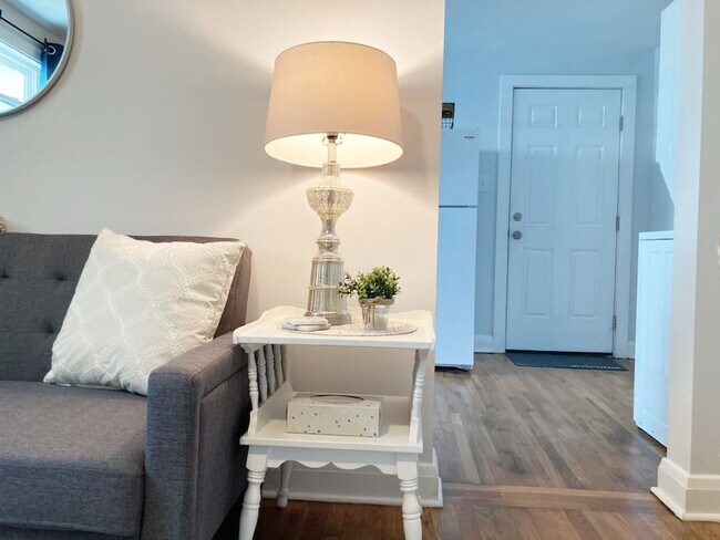 Building Photo - 905 Hill St