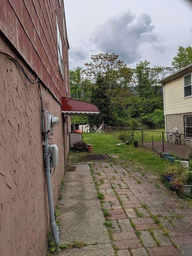 Building Photo - 348 Wayne St