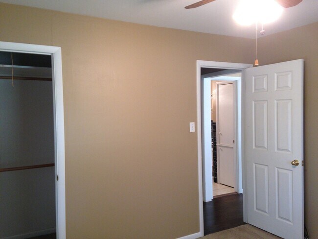 Foto del edificio - Spacious 2 bedroom/1 bath duplex in El Dor...