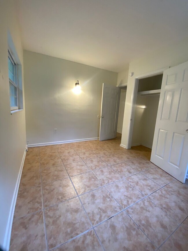 Building Photo - 2 bedroom, 1 bathroom with large fenced ba...