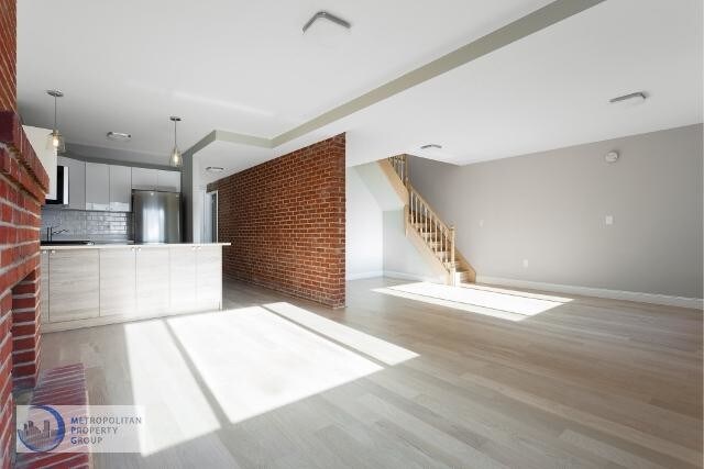 Primary Photo - 210 E 29th St