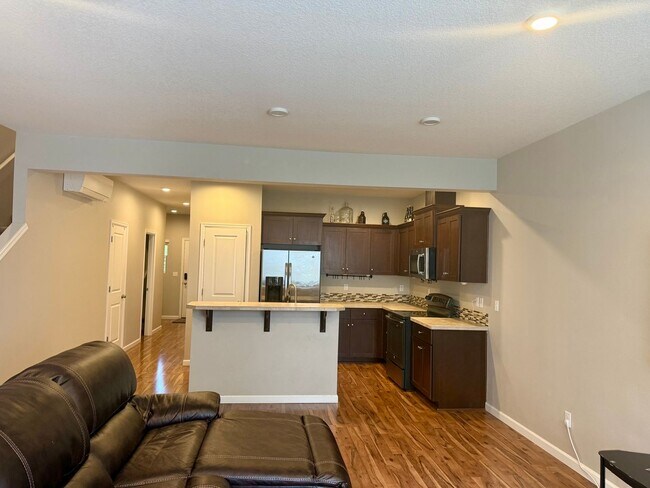 Building Photo - Lovely 3 bedroom/2.5 Bath Townhouse