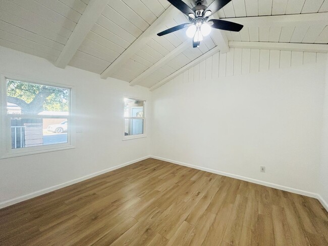 Foto del edificio - 7358 Balcom Ave