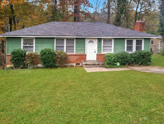 Primary Photo - Beautiful single Family with Huge front yard