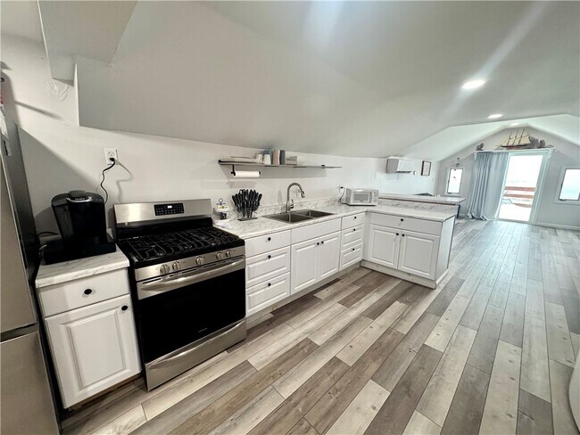 Foto del edificio - 182 Lake Bluff Rd