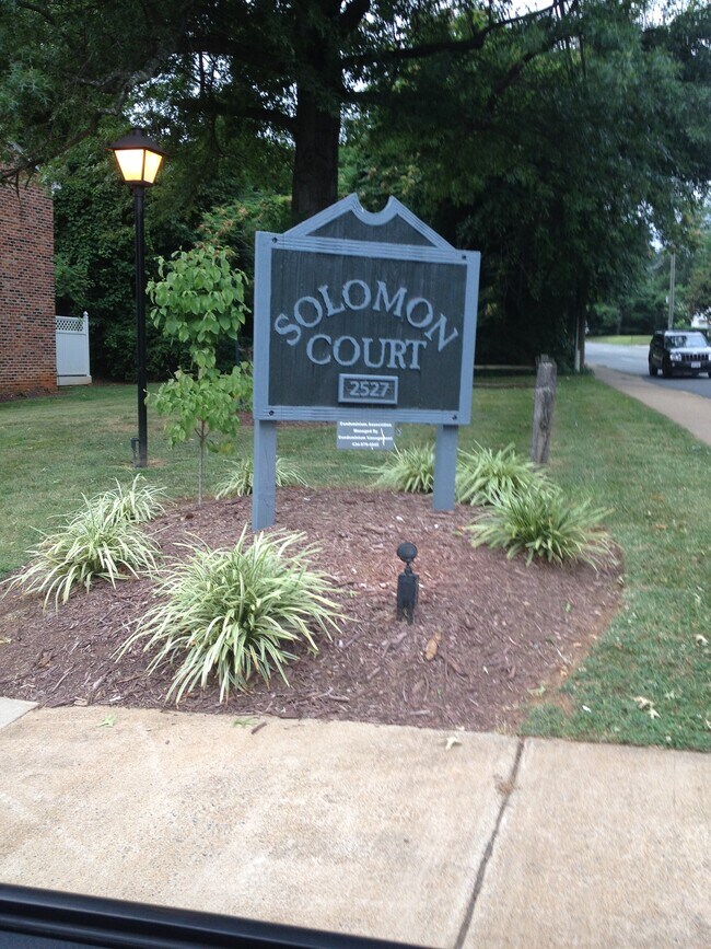 Solomon Court Entrance - 2527 Hydraulic Rd Apartment