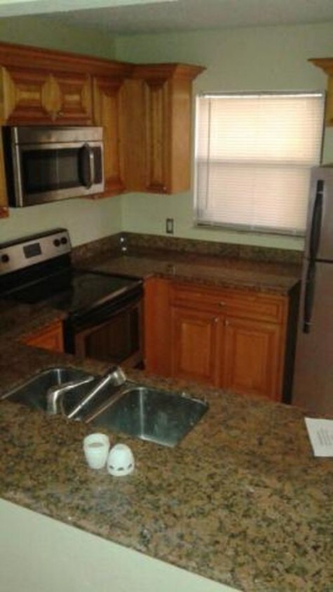 Building Photo - 1480 Lake Crystal Dr