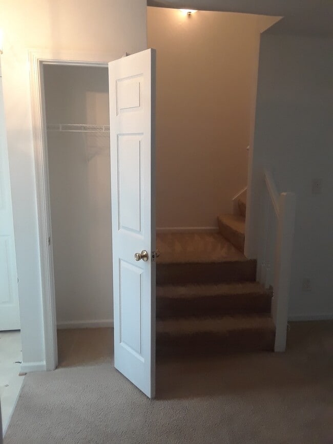 Building Photo - Suffolk: 3 bedrooms, 2.5 bathrooms near Obici