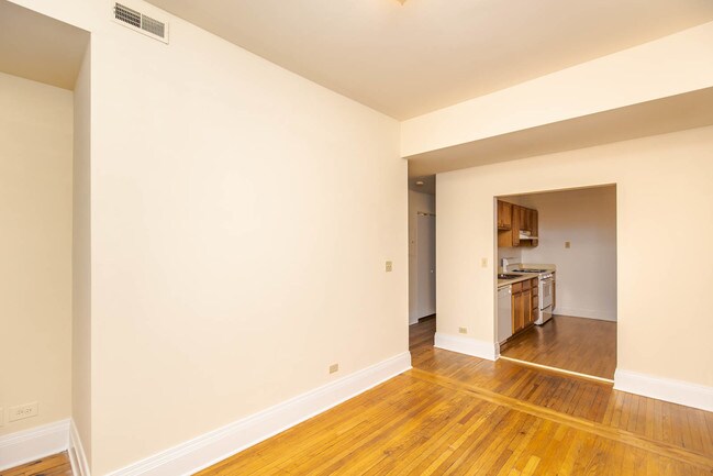 Building Photo - 1414 W Leland Ave