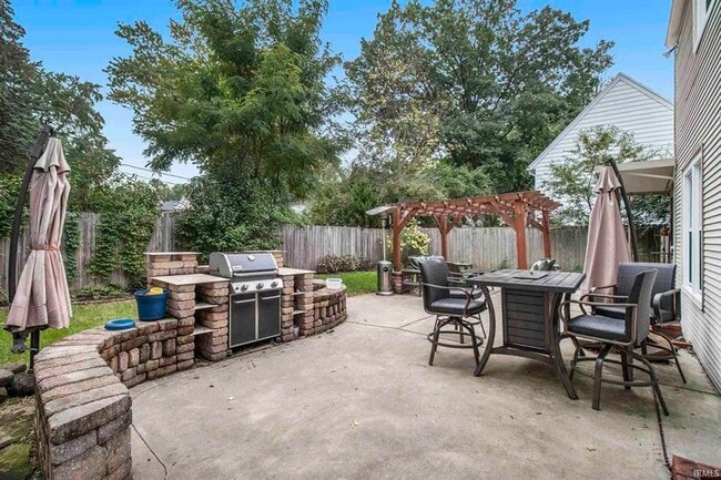 Building Photo - Sunnymeade home with many updates, close to Notre Dame and the Zoo