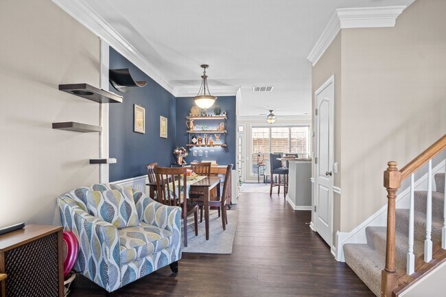 Foto del edificio - This inviting two-level townhome offers comfort and style, featuring gleaming hardwood floors on ...
