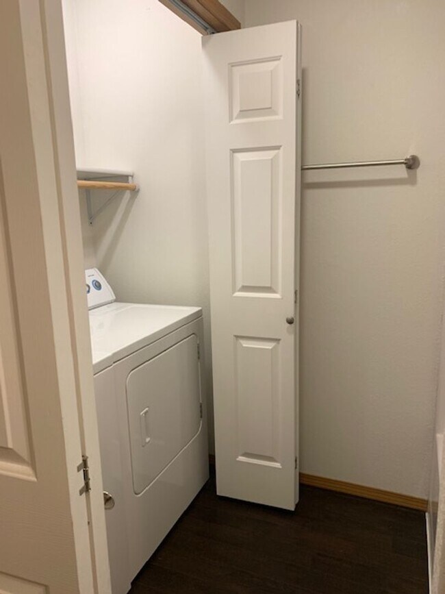 Foto del edificio - Upper 2bd / 1ba  Apartment + Single stall detached garage
