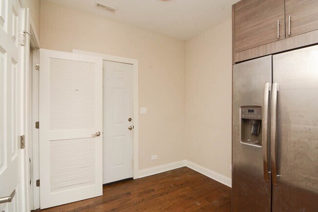 Foto del edificio - 2228 N Sawyer Ave
