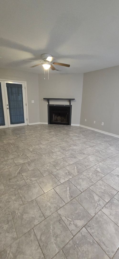 Building Photo - 3 bed 2 bath Condo for rent