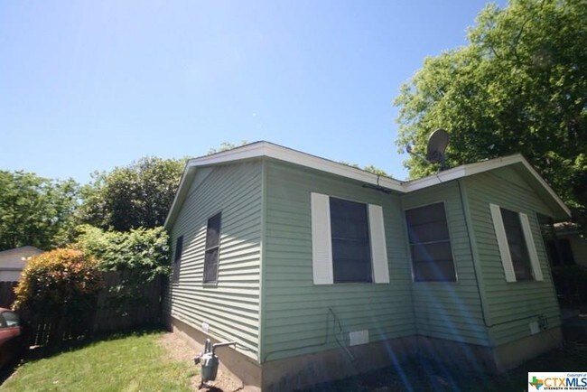 Building Photo - 118 E Fowler Ave