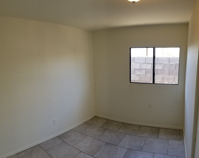 Foto del edificio - COZY AND AFFORDABLE UNIT ACROSS FROM CELEB...