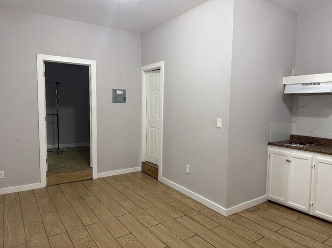 Building Photo - 3210 N 77 Sunshine Strip