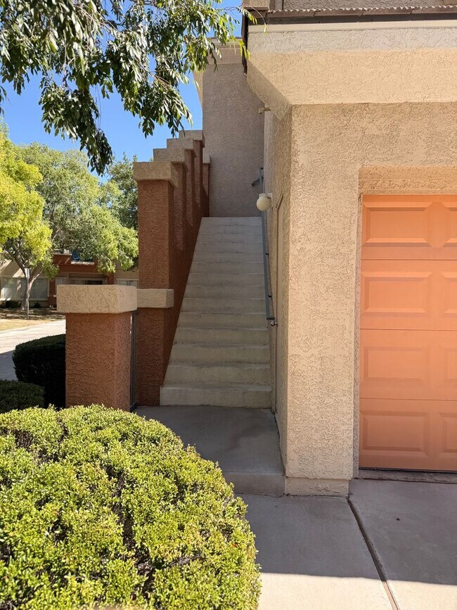 Foto del edificio - Well-maintained 2-bedroom, 2-bath condo in gated Summerlin community