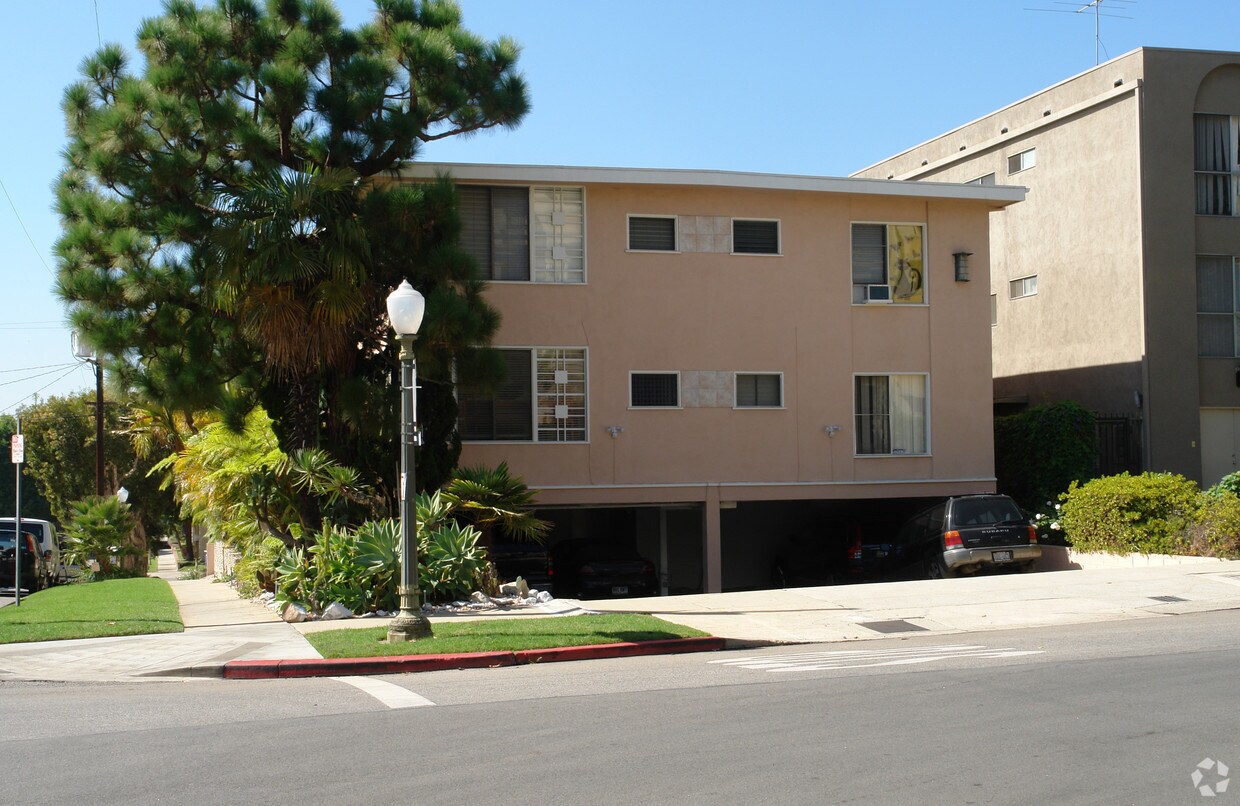 Building Photo - 10561 Missouri Ave
