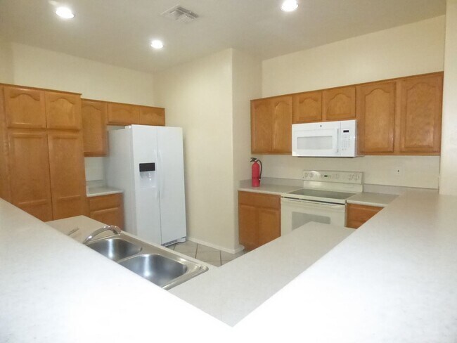 Building Photo - Location! Location! Location! 4 bedroom ha...