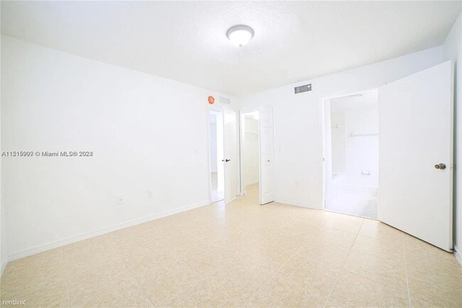 Building Photo - 3 br, 2 bath House - 2930 SE 13th Ave # 10...