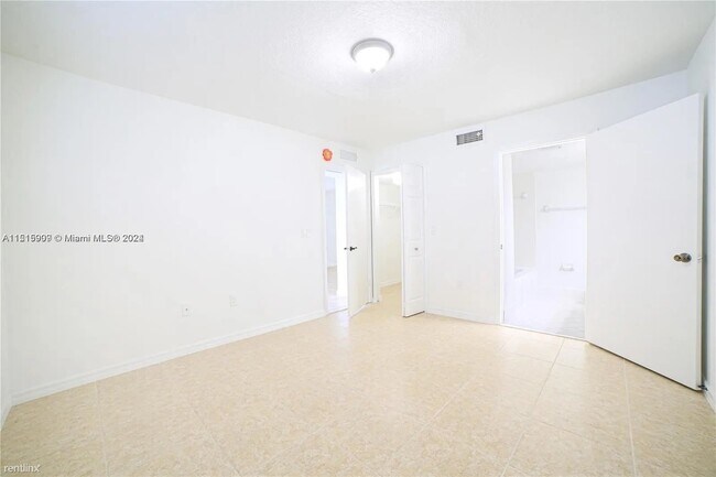 Foto del edificio - 3 br, 2 bath House - 2930 SE 13th Ave # 10...