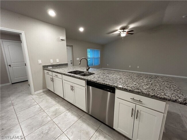 Foto del edificio - Available mid July! 4 Bed 2 Bath in NW Cape Coral!