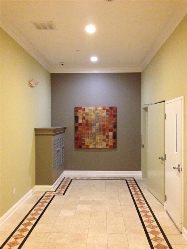Building Photo - Ultra High End Apartment