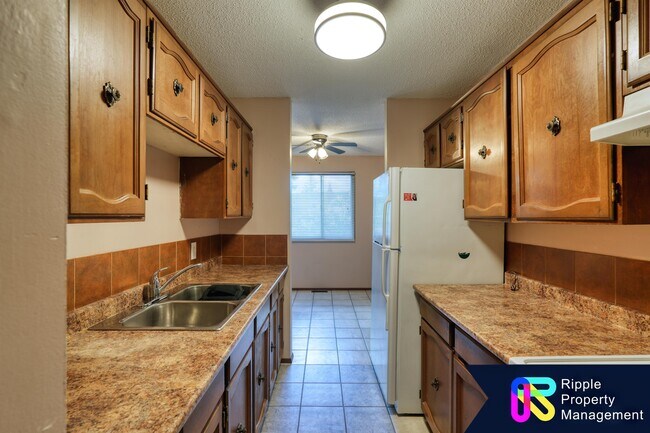 Photo du bâtiment - 7712 Bowness Rd NW