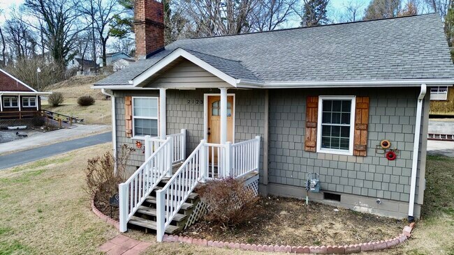 Building Photo - 2123 Fenwood Dr