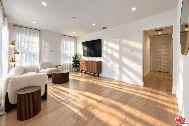 Foto del edificio - 5143 Newcastle Ave