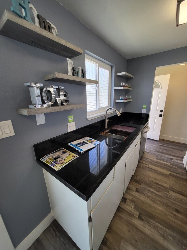 Building Photo - 3410 Woodside Dr