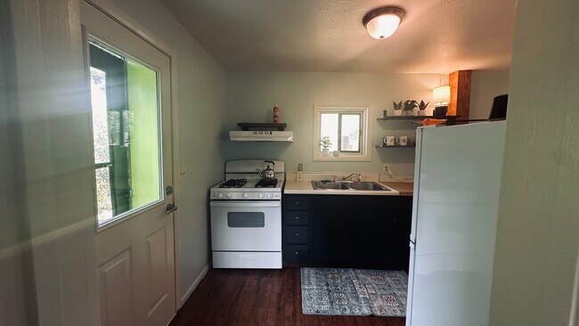 New gas stove/ oven - 213 N Plum Ave