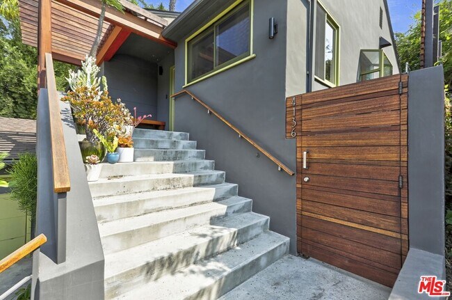 Foto del edificio - 4136 Holly Knoll Dr