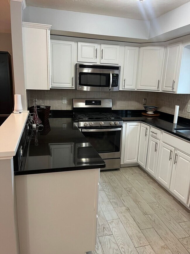 Building Photo - Executive 2 Br / 2BA Townhouse in Quincy -...