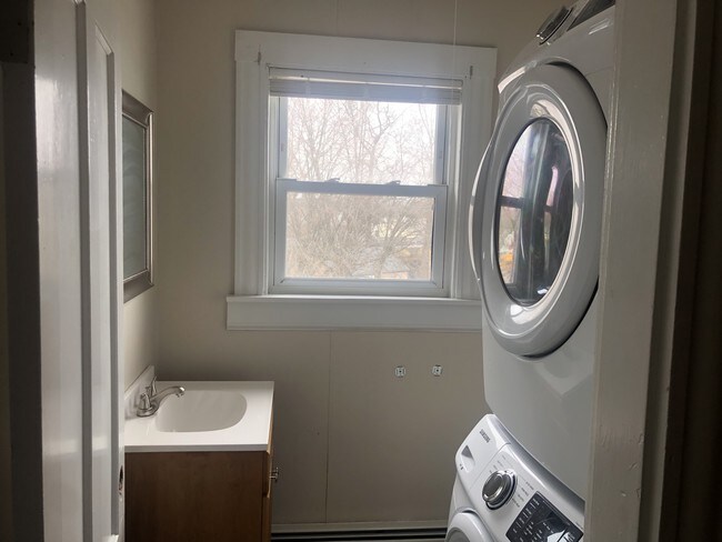 Building Photo - Pet Friendly Huge 4 bedroom 1.5 Bath 2 Floors